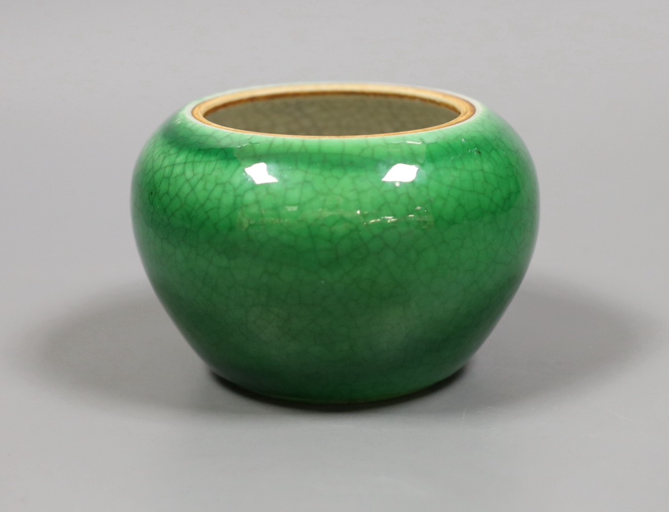 A Chinese green crackle glaze brush washer, 8cm tall